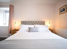 Tigh Beag Na Mara self catering contains a King Size Double Bed Sea View En Suite with WIFI Internet access