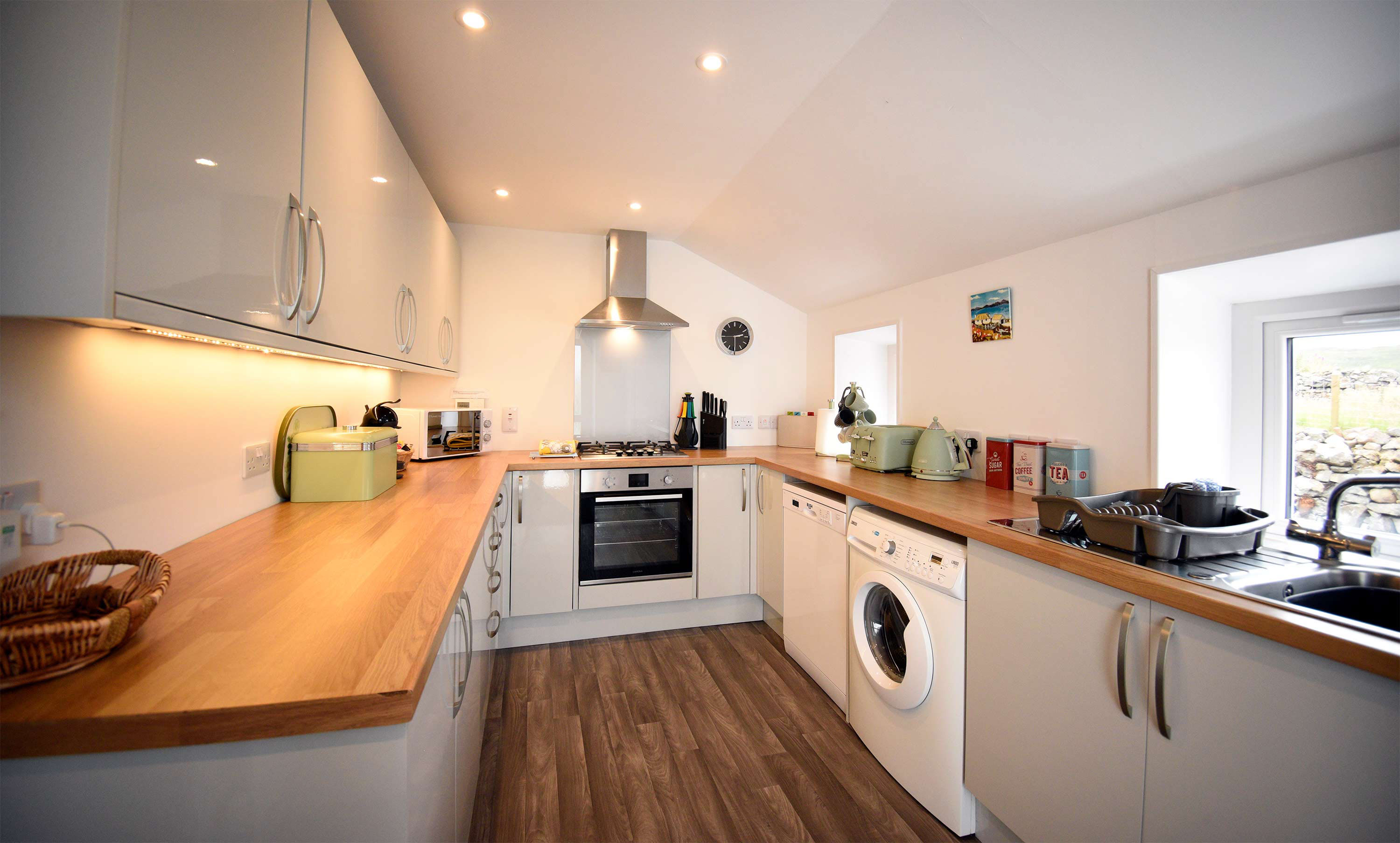 Tigh Beag Na Mara contains a fully furnished kitchen with Oven Microwave Washing Machine and Dish Washer