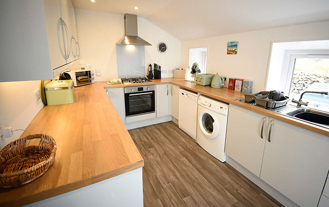 Tigh Beag Na Mara contains a modern fully fitted kitchen with oven microwave washing machine and all crockery provided