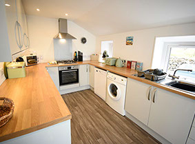 Tigh Beag Na Mara contains a modern fully fitted kitchen with oven microwave washing machine and all crockery provided